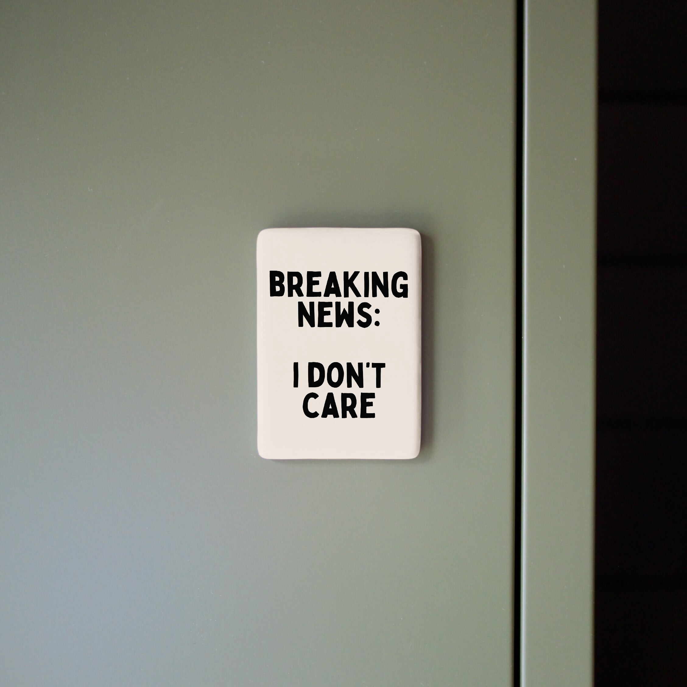 Breaking News | Ceramic Magnet: Cream